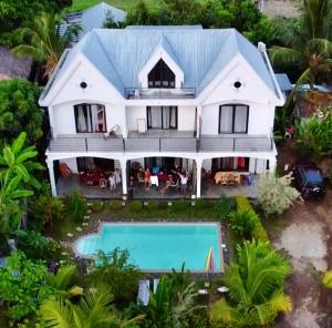 - une vue aérienne sur une maison avec une piscine dans l'établissement Villa Malandy Appart Hôtel Duplex 2, à Nosy Be
