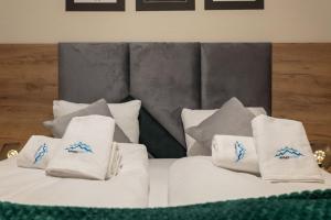 Posteľ alebo postele v izbe v ubytovaní Green Park Resort B19- z dostępem do basenu, sauny, jacuzzi, siłowni