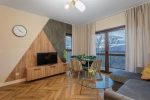 Televízia a/alebo spoločenská miestnosť v ubytovaní Green Park Resort B19- z dostępem do basenu, sauny, jacuzzi, siłowni