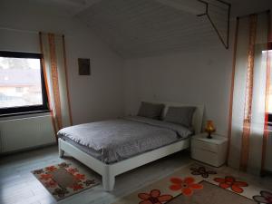 Schlafzimmer mit einem Bett und einem Fenster in der Unterkunft Casa din vale in Bran