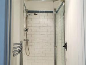 eine Dusche im Bad mit Glastür in der Unterkunft Marshalls Farm in Aston Ingham