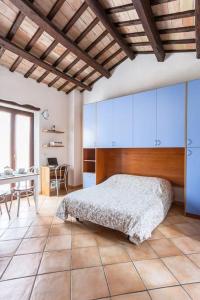 a bedroom with a bed and a table in it at Monolocale la casa dei sogni in Chiaravalle