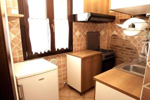 una piccola cucina con lavandino e piano cottura di Monolocale la casa dei sogni a Chiaravalle