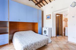 a bedroom with a bed and blue cabinets at Monolocale la casa dei sogni in Chiaravalle
