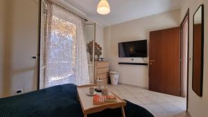 een kamer met een bed, een tafel en een tv bij Remolo Home in Alatri