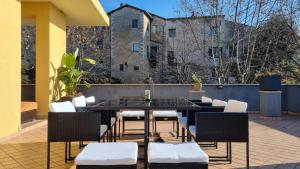 een patio met een tafel en stoelen op een balkon bij Remolo Home in Alatri
