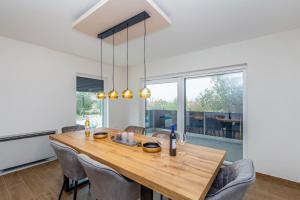 Zdjęcie z galerii obiektu Villa LIO with private pool w mieście Linardići
