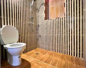 bagno con servizi igienici e pavimento in legno di Villa Zitouna a Essaouira