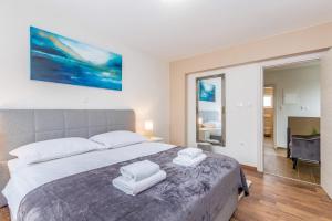 sypialnia z dużym łóżkiem i dwoma ręcznikami na nim w obiekcie Villa LIO with private pool w mieście Linardići +31 zdjęć