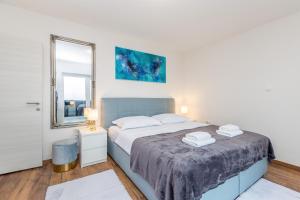 sypialnia z dużym łóżkiem i lustrem w obiekcie Villa LIO with private pool w mieście Linardići