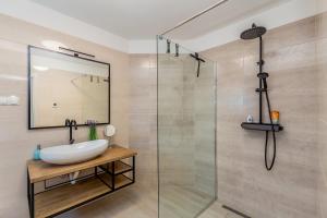 łazienka z umywalką i prysznicem w obiekcie Villa LIO with private pool w mieście Linardići