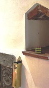 a wall with a window and a shelf with a box at Appartamento Torre della Buca in Prato