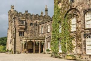 an old stone building with ivy growing on it at Luxury Harrogate Flat with Free Parking in Harrogate