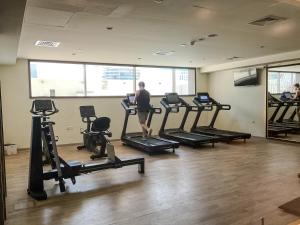 Fitness centrum a/nebo fitness zařízení v ubytování WelHome - Park View Tower Studios