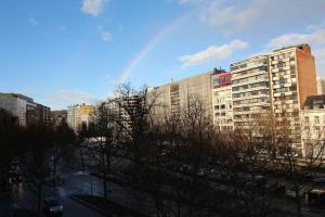 einen Regenbogen in einer Stadt mit hohen Gebäuden in der Unterkunft Duplex de 3 chambres en plein centre ville - 82/3A in Lüttich