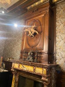 un grande orologio sopra un camino in una stanza di The Museum - Au Lit, Jérôme! ad Anversa