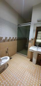uma casa de banho com um chuveiro, um WC e um lavatório. em Park View Hotel Gulberg em Lahore