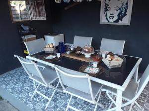 Jedlo v ubytovaní bed & breakfast alebo blízkom okolí