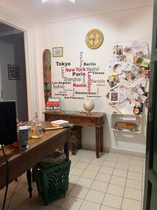 a room with a desk and a wall with writing on it at Nuovo Cortile Palermo Bed and Breakfast in Palermo