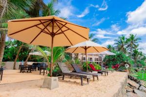 Taman di luar Nico Beach Hotel