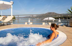 uma mulher está sentada numa piscina em TUI BLUE Kalamota Island - All Inclusive em Dubrovnik