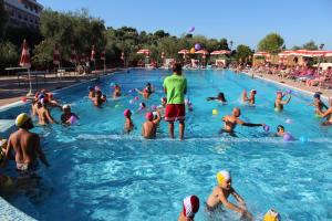 un gran grupo de personas en una piscina en Hotel Delle More en Vieste