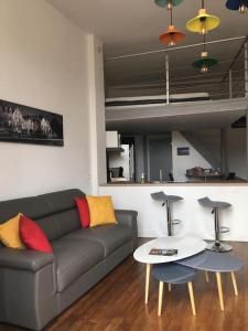 salon z kanapą i stołem w obiekcie Hyper Centre Orléans : Magnifique appartement w Orleanie