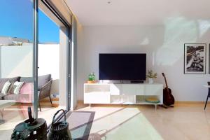 un salon avec une télévision sur un meuble blanc dans l'établissement Luxury Townhouse in La Cala De Mijas, à La Cala de Mijas