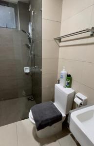 y baño con ducha, aseo y lavamanos. en Wallaway2stay Gravit8 Klang 2Room, en Klang