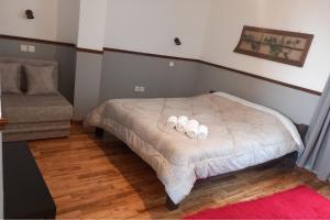 um quarto com uma cama com duas almofadas em Ξενώνας Βογατσικού em Vogatsiko