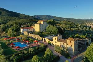 Santomato 的住宿－Borgo Antico Casalbosco Holiday Home & Winery，享有带游泳池的别墅的空中景致
