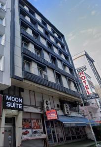 Um edifício alto com um sinal de transporte lunar. em Moon Hotel Şirinevler em Istambul