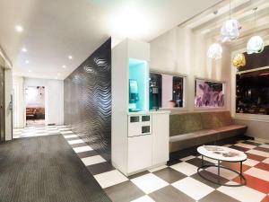 a lobby with a bench and a table at ibis Styles Amsterdam Central Station in Amsterdam