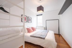 - une chambre blanche avec un lit et un miroir dans l'établissement Penthouse une chambre idéalement situé, à Bruxelles