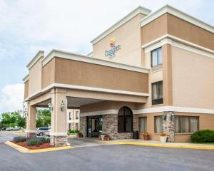 a front view of a hotel at Comfort Inn Bourbonnais near I-57 in Bourbonnais