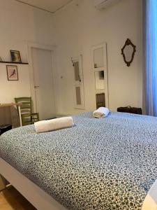 1 dormitorio con 1 cama con 2 toallas en B&B La Terrazza Napoli, en Nápoles
