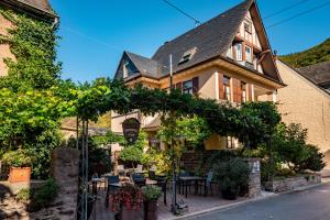 uma casa com uma pérgola em frente em Ferienweingut Villa Hausmann em Ellenz-Poltersdorf