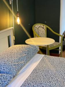ein Schlafzimmer mit einem Bett, einem Tisch und einem Stuhl in der Unterkunft B&B La Terrazza Napoli in Neapel