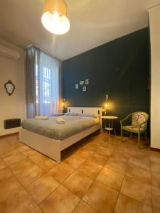 1 dormitorio con 1 cama, 1 mesa y 1 silla en B&B La Terrazza Napoli, en Nápoles