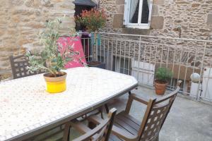 Biały stół i krzesła z roślinami na patio w obiekcie Appartement duplex et terrasse à St Servan-St Malo w Saint-Malo +22 zdjęcia