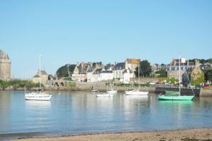 grupa łodzi zakotwiczona w rzece w obiekcie Appartement duplex et terrasse à St Servan-St Malo w Saint-Malo
