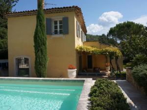 una casa con piscina frente a una casa en Lovely holiday home in Le Luc provence with private pool, en Le Luc