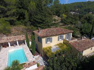 una vista aérea de una casa con piscina en Lovely holiday home in Le Luc provence with private pool, en Le Luc