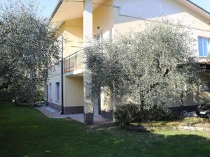 A garden outside Tranquility in the center of Lazise, neraby the lake