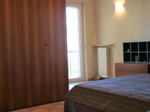 A bed or beds in a room at Tranquility in the center of Lazise, neraby the lake