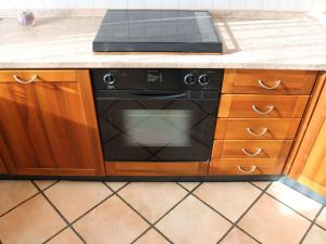 A kitchen or kitchenette at Tranquility in the center of Lazise, neraby the lake