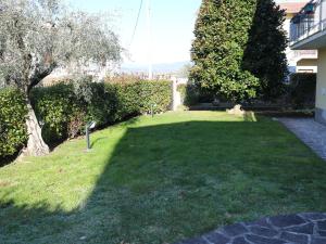 A garden outside Tranquility in the center of Lazise, neraby the lake