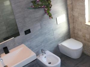A bathroom at Tranquility in the center of Lazise, neraby the lake Még 32 kép