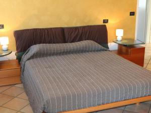 A bed or beds in a room at Tranquility in the center of Lazise, neraby the lake