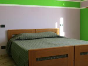 A bed or beds in a room at Tranquility in the center of Lazise, neraby the lake